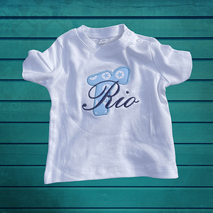 Otroška majica iz 100-odstotnega organskega bombaža s čudovitim vezenim motivom in personaliziranim imenom. Majica je udobna in varna za otrokovo kožo ter dodaja očarljivost in individualnost otrokovemu outfitu.