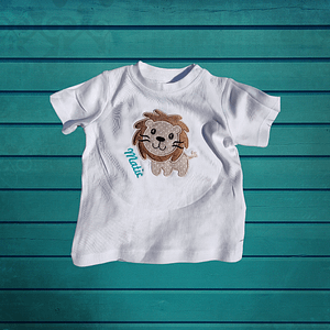 Otroška majica iz 100-odstotnega organskega bombaža s čudovitim vezenim motivom in personaliziranim imenom. Majica je udobna in varna za otrokovo kožo ter dodaja očarljivost in individualnost otrokovemu outfitu.