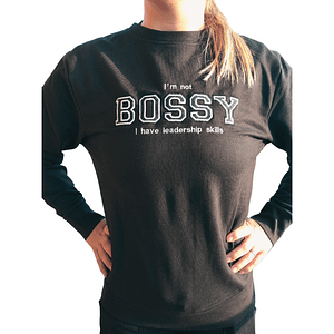 Črn pulover z vezenim napisom BOSSY z bleščicami – motivacijski citat za samozavestne ženske