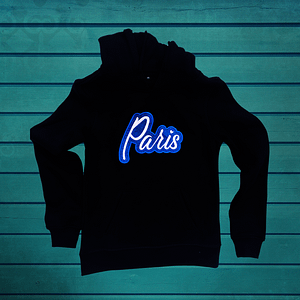 Pulover s kapuco v črni barvi z vezenim bleščečim napisom "Paris". Udoben, mehak in odličen za ustvarjanje urbanega in hkrati ženstvenega videza. Izdelano v Sloveniji.