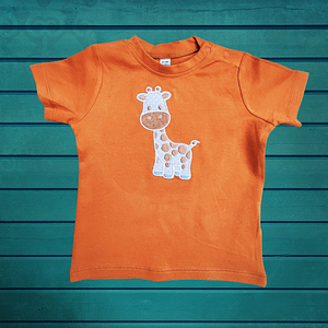 Otroška majica iz 100-odstotnega organskega bombaža s čudovitim vezenim motivom in personaliziranim imenom. Majica je udobna in varna za otrokovo kožo ter dodaja očarljivost in individualnost otrokovemu outfitu